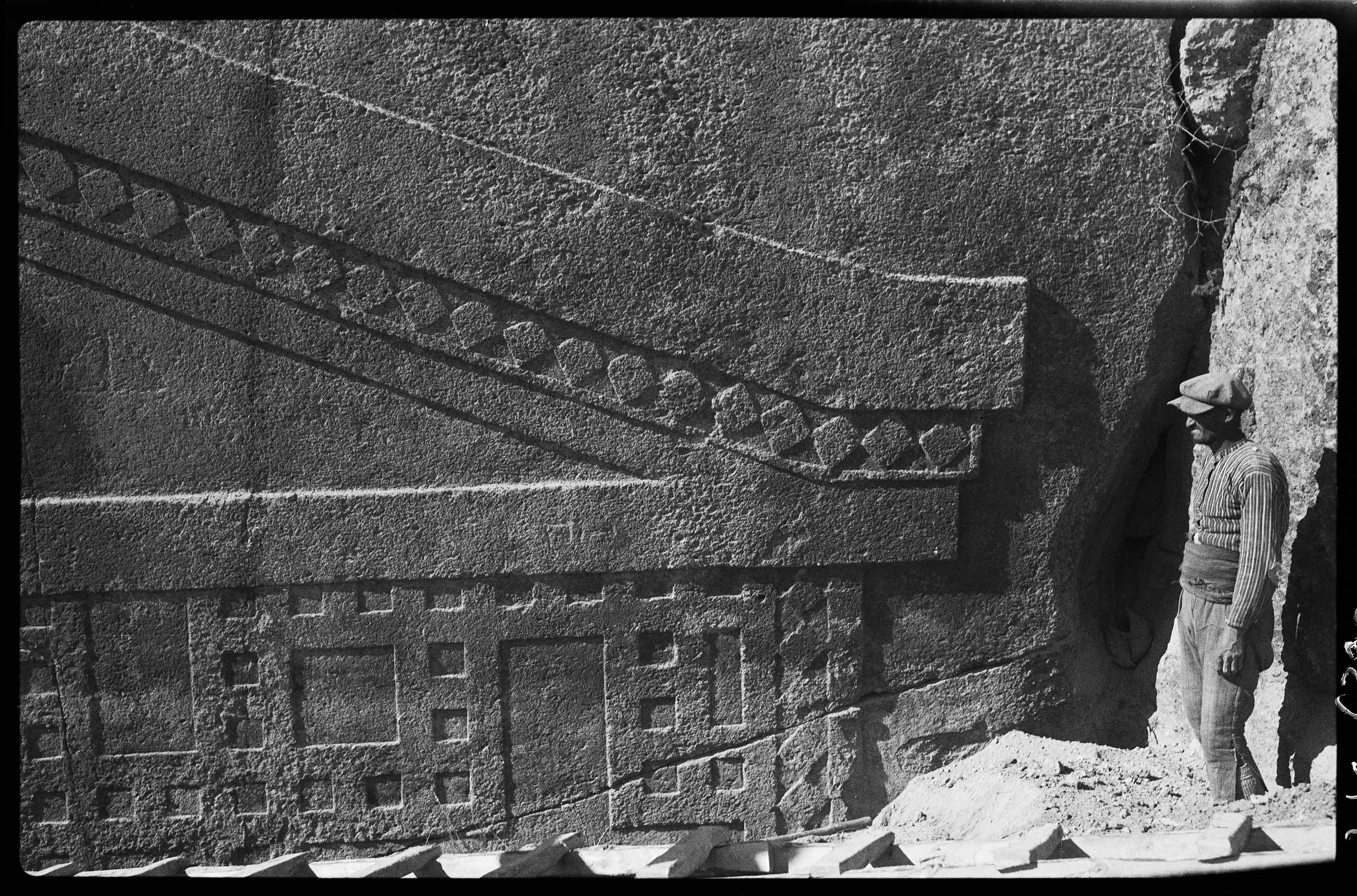 Détail du monument en cours de fouille